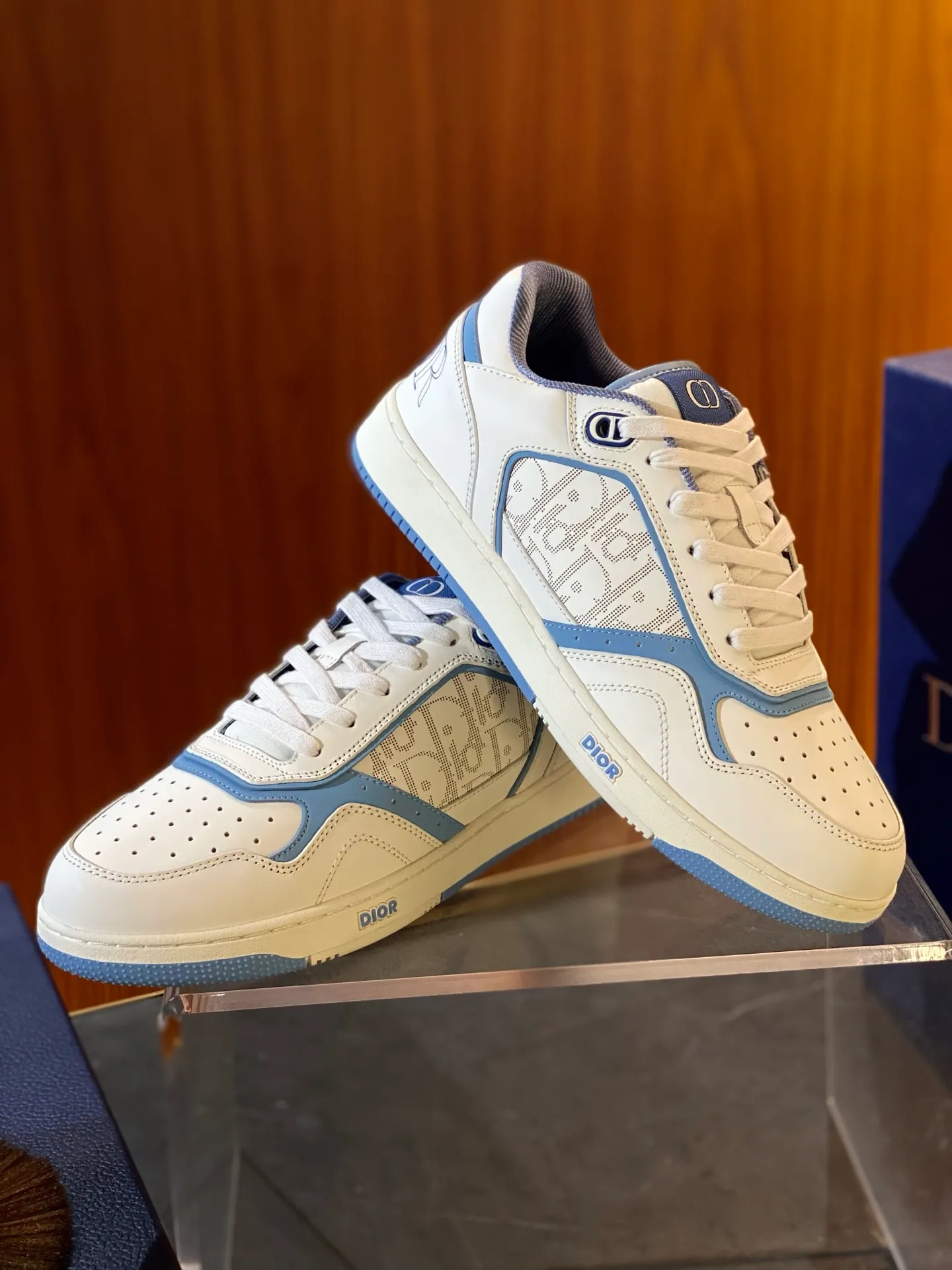 💰780 Dior | New B27 styles for men and women ♞size; women 35~40 men 38~47 DIOR AND HYLTON NEL B27 Uptown The best and most eye-catching Dior is B27, the combination is invincible. Versatile for daily use, no choice of combinations. B27 feels comfortable on the feet ~ If you like this kind of elegant and simple color matching, you must buy it